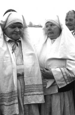 Od lewej Janina Oleszek, Władysława Dycha, Genowefa Góra (zm. 2008) - seniorki Jarzębiny. Fot. Remek Mazur-Hanaj, 1999.   