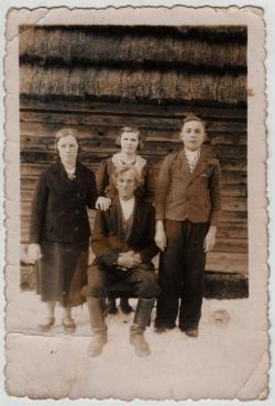 Stanisław Fijałkowski z dziadkiem Ignacym, mamą Hanną i jej siostrą. Foto Archiwum In Crudo.