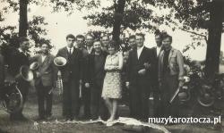 Pamiątkowe zdjęcie orkiestry z Wojciechem Siemionem Markowicze k Biłgoraja lata 70. <br />
