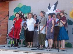 Janina Chmiel śpiewa z uczennicami - Tabor w Kocudzy 2006Fot. Remigiusz Mazur-Hanaj, In Crudo 2006